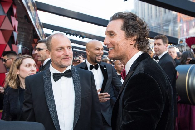 Matthew McConaughey i Woody Harrelson przyrodnimi braćmi? Rozważają test DNA 