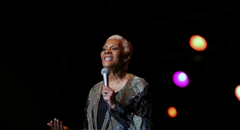 Dionne Warwick twierdzi, że była „stalkerką” znanego aktora, to Sidney Poitier