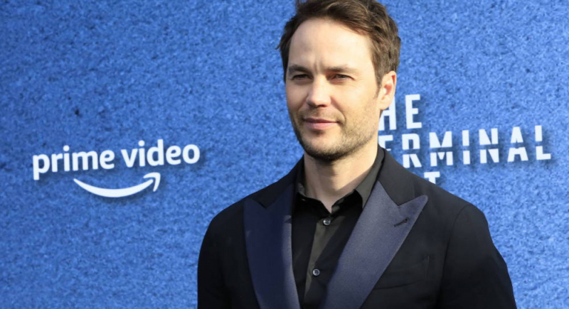 Taylor Kitsch zagra główną rolę w serialu Netfliksa według scenariusza twórcy „Zjawy”