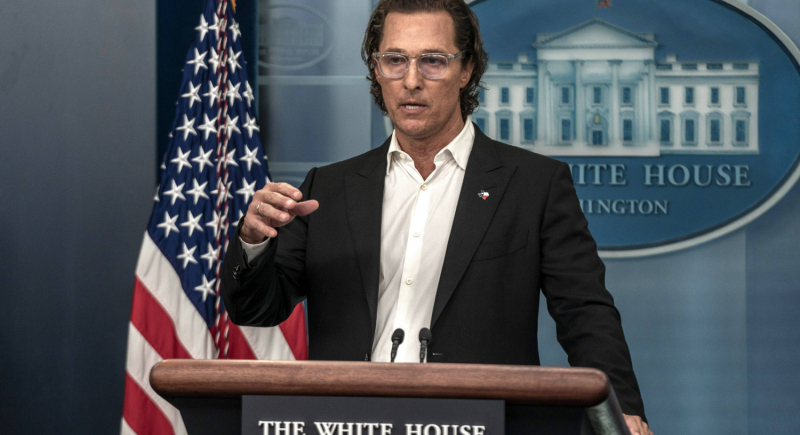 Aktor Matthew McConaughey zaapelował w Białym Domu o rozsądne ograniczenie prawa do posiadania broni