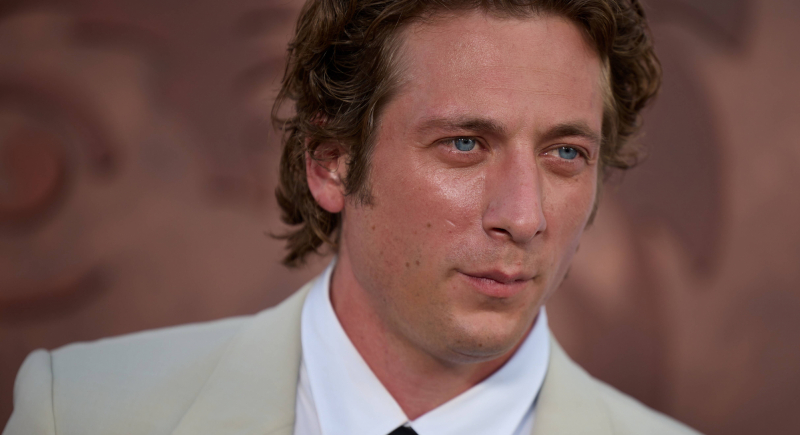 Jeremy Allen White jako Bruce Springsteen na pierwszym zdjęciu z biograficznego filmu